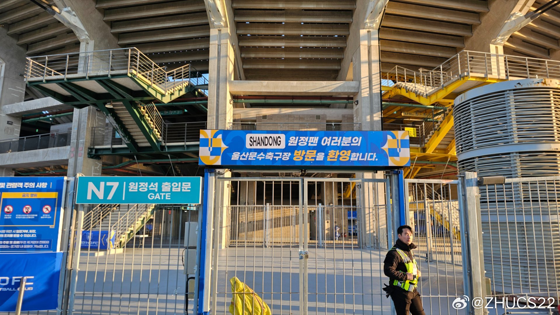  博主：蔚山現(xiàn)場(chǎng)工作人員、轉(zhuǎn)播車、安保在準(zhǔn)備撤場(chǎng)，場(chǎng)外一片安靜