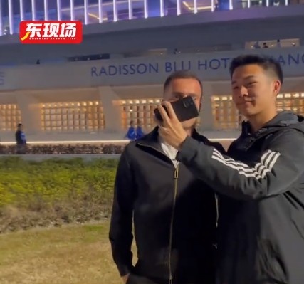  塞爾吉尼奧現(xiàn)身上海八萬人體育場，并與球迷親切打招呼合影