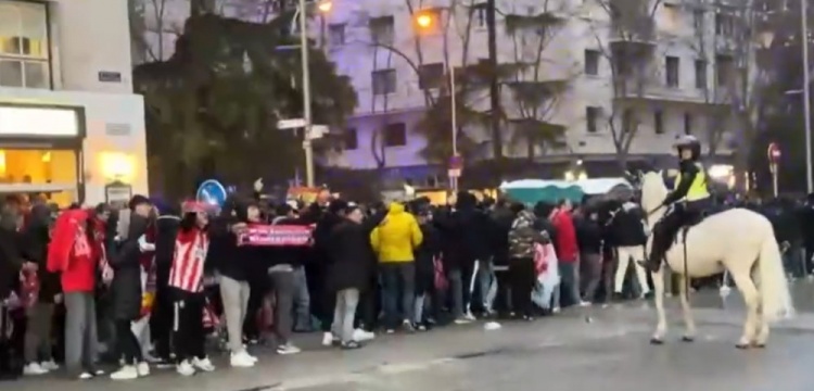  馬競球迷進入伯納烏時向人群投擲雜物，導致安保對其進行脫鞋檢查
