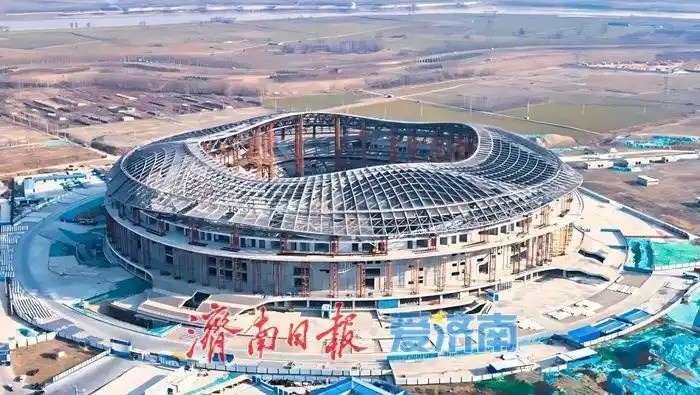  魯媒：戴上1.6萬(wàn)噸“鋼鐵巨冠”，黃河體育中心球場(chǎng)完成屋蓋施工