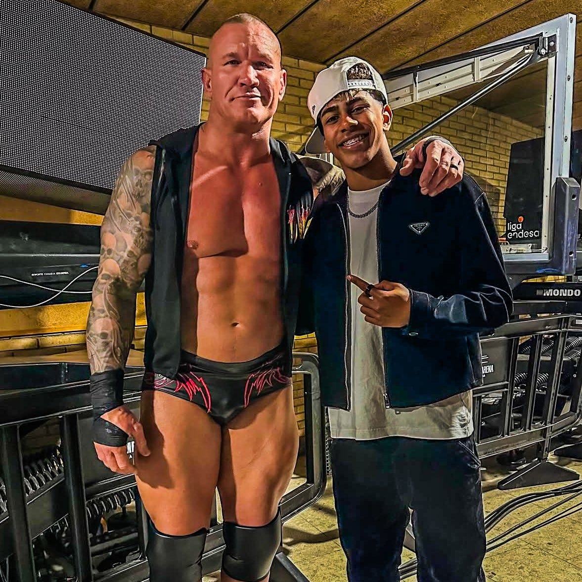  小心RKO！亞馬爾現(xiàn)場觀戰(zhàn)WWE，和奧爾頓、Triple H等合影