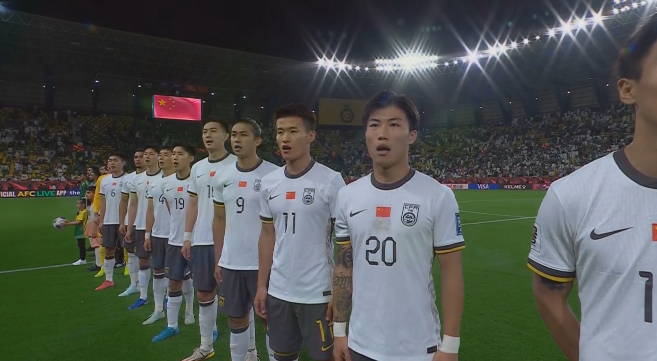  大戰(zhàn)一觸即發(fā)！賽前國(guó)歌儀式，國(guó)足首發(fā)11人高唱國(guó)歌