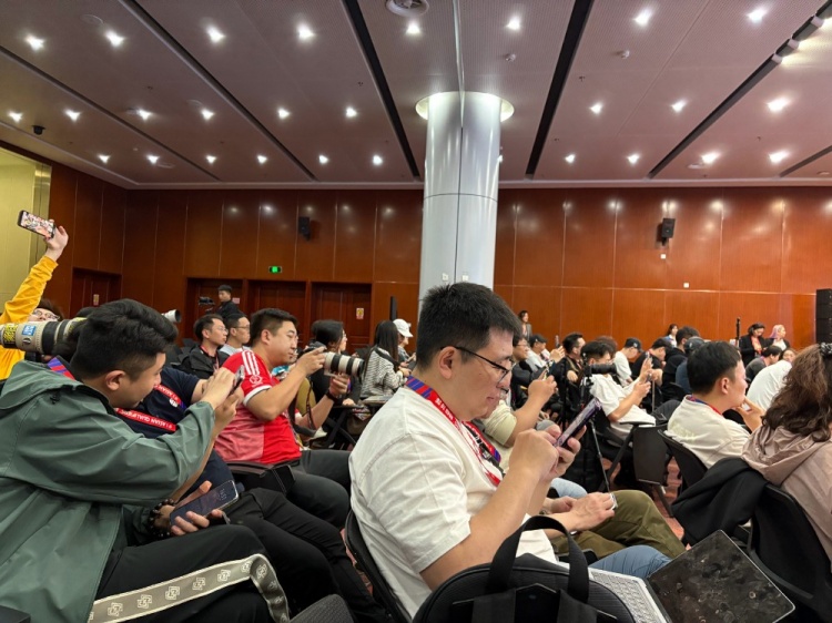  萬眾矚目！記者擠滿國足賽前新聞發(fā)布廳，賽場記者預(yù)計超300人