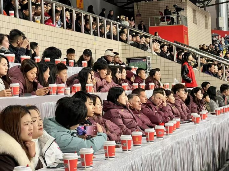  北青體育：中國女足現(xiàn)身中甲賽場，觀看重慶銅梁龍vs遼寧鐵人