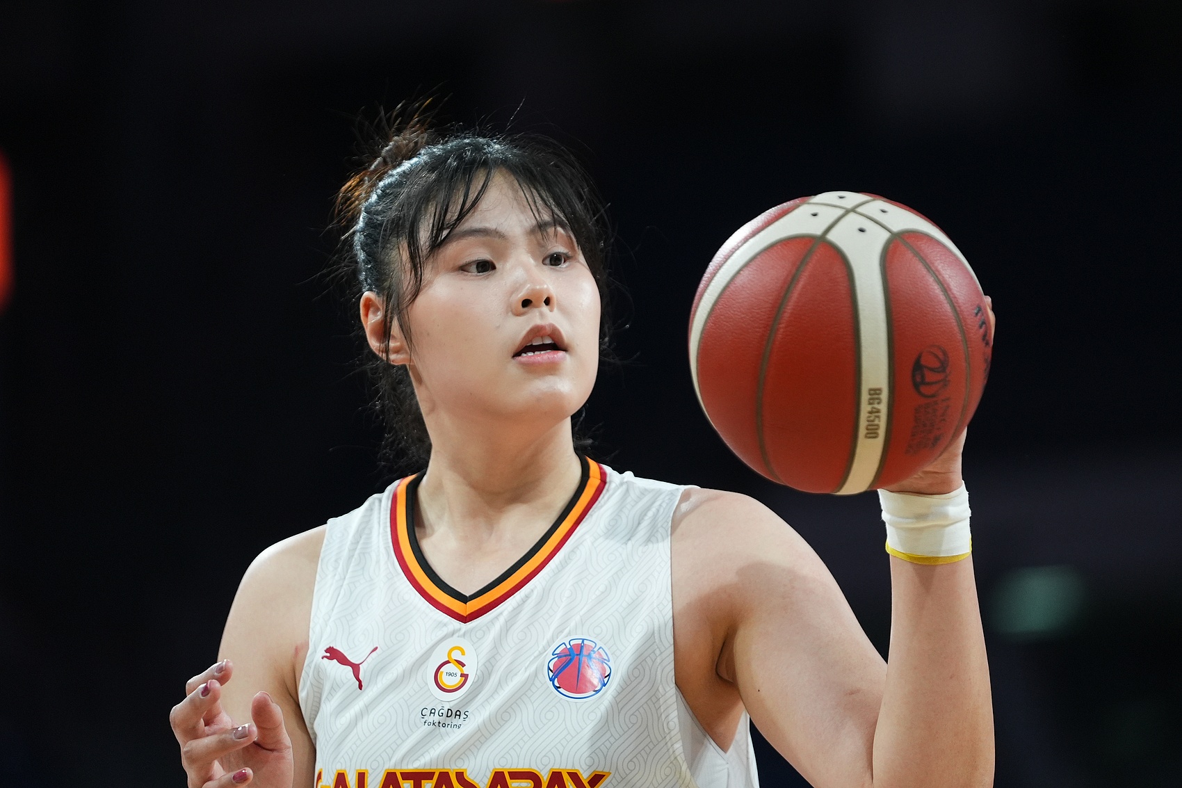  穩(wěn)定高效！李月汝9中6得到18分10板1助2斷1帽 罰球6中6